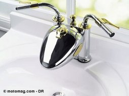 Une moto dans le lavabo