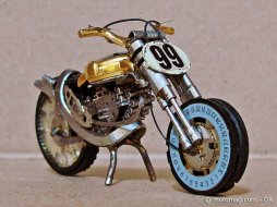 Des motos miniatures à partir de montres cassées Des motos miniatures à partir de montres cassées