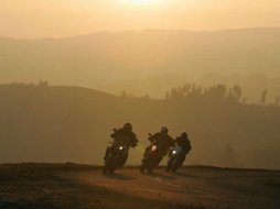 Comparatif Buell XB12STT / KTM 950 Supermoto / Triumph (...)