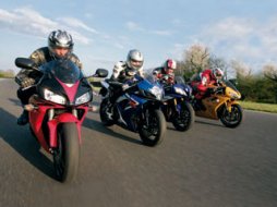 Comparatif Yamaha YZF 600 R6 / Triumph 675 Daytona / (...)