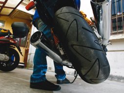 Manœuvrer sa moto à l'arrêt Manœuvrer sa moto à l'arrêt