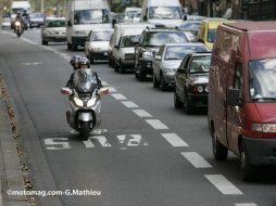 Moto dans les voies de bus et assurance