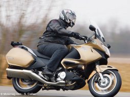 Conduite moto : éviter le mal de dos