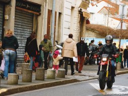 Conduite moto : attention aux enfants qui traversent (...)