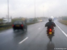 Rouler à moto sous la pluie