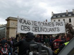 Appel du 18 juin : près de 400 motards dans les rues de Dijon Appel du 18 juin : près de 400 motards dans les rues de (...)