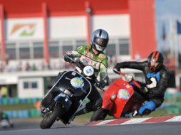Challenge Scootentôle : Vespa racing à Magny-Cours le 18 septembre Challenge Scootentôle : Vespa racing à Magny-Cours le 18 (...)
