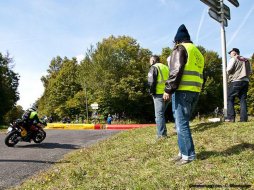 Commissaires du Moto Tour : au bord des routes, avec passion (...) Commissaires du Moto Tour : au bord des routes, avec (...)