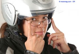 Porter lunettes et lentilles à moto