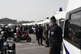 Manif à Paris : face à face tendu avec les policiers Manif à Paris : face à face tendu avec les policiers