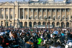 Manif moto des 24 et 25 mars : 85.000 motards dans les rues Manif moto des 24 et 25 mars : 85.000 motards dans les (...)