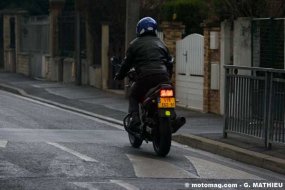 Franchir un ralentisseur en moto