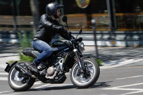 Essai Husqvarna Svartpilen 401 : motion design