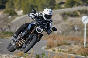 Essais Honda CB 650 R et CBR 650 R elles ne manquent pas d'R (...) Essais Honda CB 650 R et CBR 650 R elles ne manquent (...)