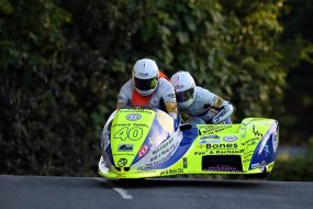 Une maîtresse d'école française au Tourist Trophy ! Une maîtresse d'école française au Tourist Trophy (...)
