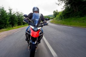 La rédaction de Moto Magazine teste la Zontes 310 T en (...)