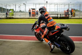 MotoGP : Oliveira s'impose sous la pluie en (...)