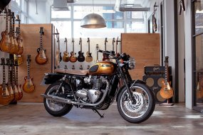 Une Triumph Bonneville aux couleurs de la Gibson Les (...)