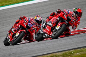 MotoGP : Bagnaia s'impose à Misano et revient dans (...)