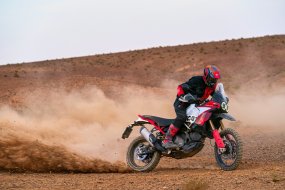 Ducati dévoile sa nouvelle DesertX Rally 2024