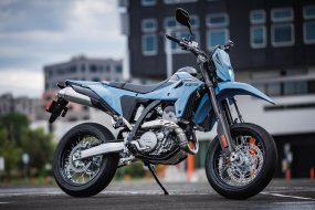Suzuki DR-Z4S et DR-Z4SM 2025 : du trail et du (...)