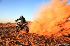 Stunt : le désert en Triumph Street Triple R ! (...)