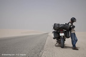 Traversée du désert : la Honda Africa Twin en (noir et) blanc Traversée du désert : la Honda Africa Twin en (noir et) (...)