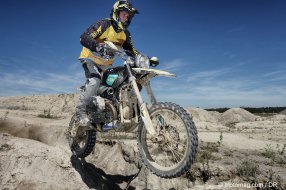 Une BMW R Nine T engagée en enduro