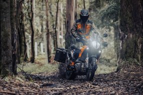 La KTM 890 Adventure est revue en profondeur pour (...)