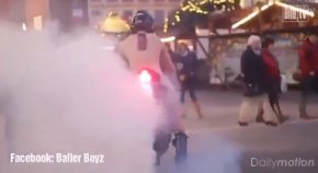 Vidéo insolite : nu sur sa moto, il est recherché par la (...)