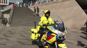 Vidéo spectaculaire : une moto ambulance descend les (...)