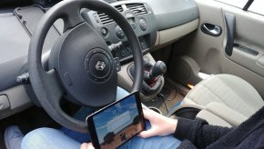 Conduire avec une tablette tactile sur les genoux, (...)