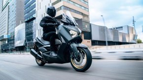 Yamaha XMAX 300 et 125 2023 : nouveau look, plus de (...)