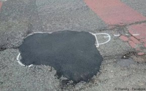 Il dessine des pénis pour forcer la mairie à combler les (...)