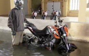 Vidéo : KTM vend sa Duke 200 « waterproof »