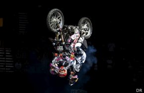 Première mondiale : un backflip à 3 sur la moto (+ (...)