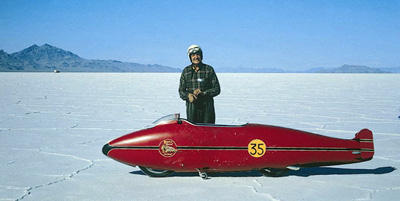 Fuselée comme un avion, l'Indian de Burt Munro pose pour la postérité {JPEG}