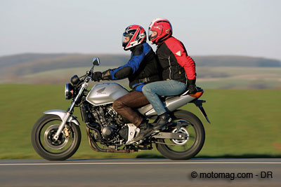 Heureux en duo à moto : poignées indispensables