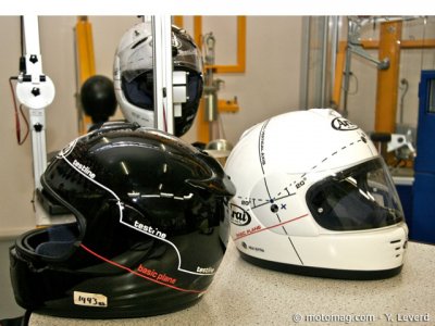 Visite chez Arai : casques de normes différentes