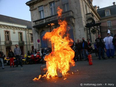 Manif 24 mars Belfort : attention, ça brûle !