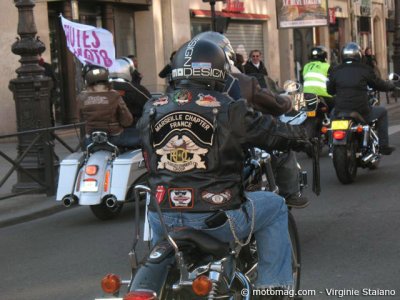 Toutes à moto : la Marseillaise !