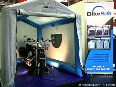 Nouveauté conso 2011 : la tente de la moto… !