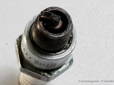 Contrôle et remplacement de la bougie : étape 2