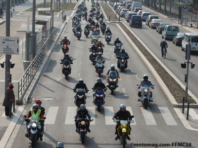Manif moto Grenoble 13 mars : 1 moto = 1 auto