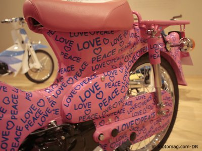 Honda 50 Cub : bonbon rose au Mori Art de Tokyo