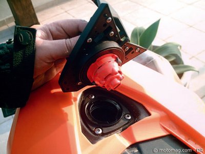 Essai KTM 690 SMC :  réservoir arrière