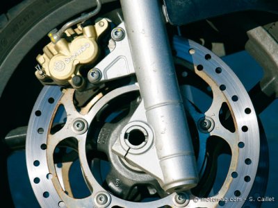 Gilera GP800 : train avant en retrait