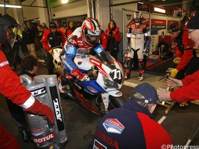 Le team Honda TT Legends sort d’un ravitaillement