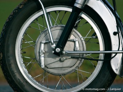 Moto Guzzi 850 GT : frein avant