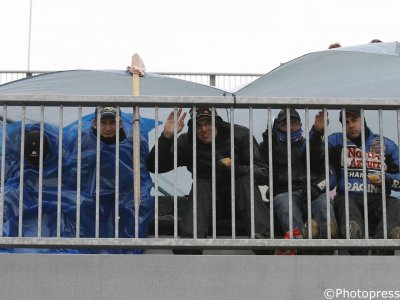 Quelques courageux spectateurs sous la pluie